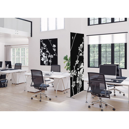 Dekobild mit Kirschblüten-Design an einer Bürowand, eingerahmt in einen Spannstoff-Rahmen.