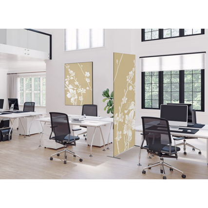 Dekobild mit Kirschblütenmotiv in beige, montiert in einem modernen Büro.