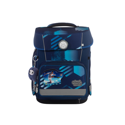 Blauer Schulranzen mit Fußballmotiv, abgerundetem Deckel und seitlichem Anhänger.