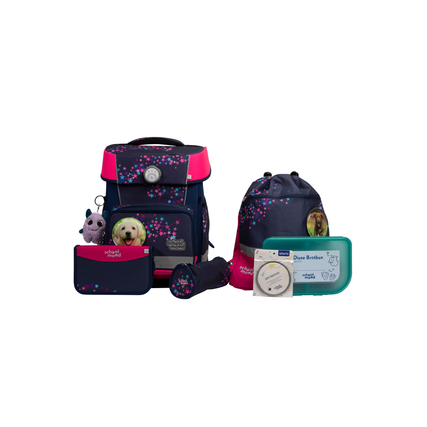 Schulranzen mit Hundemotiv, Turnbeutel und Zubehör in einer Anwendungsumgebung präsentiert.