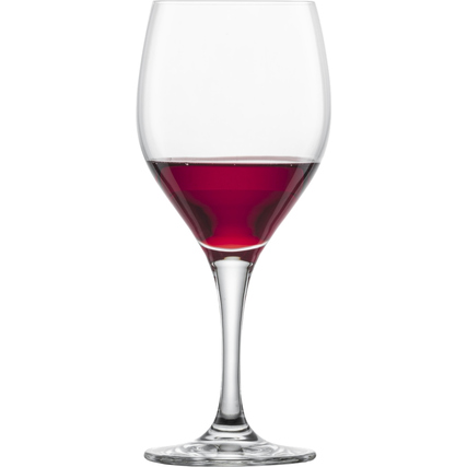 Rotweinglas mit rotem Wein, in seitlicher Ansicht, elegant und schlicht.