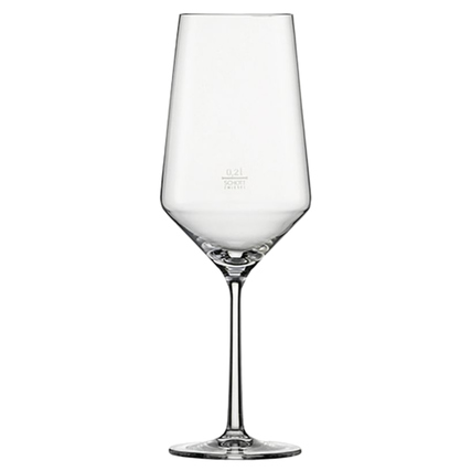 Rotweinglas mit hohem, schmalem Kelch und einem stabilen Fuß, transparentes Glasmaterial.