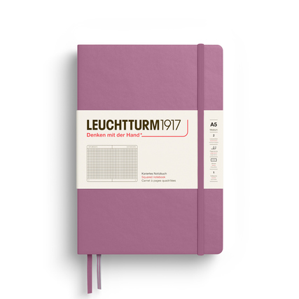Notizbuch im Format A5 mit kariertem Seitenlayout in Dusty Rose und elastischem Verschluss.