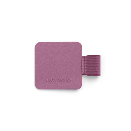 Stift-Halter in dusty rose mit Schlaufe und quadratischer Form für Notizbücher.