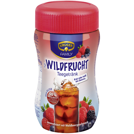 Teegetränk in rotem Behälter mit Wildfruchtgeschmack, serviert in einem Glas mit Eis.