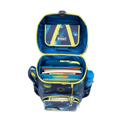 Offene Ansicht eines Schulranzens mit organisiertem Innenraum, gefüllt mit Schulsachen und Zubehör.