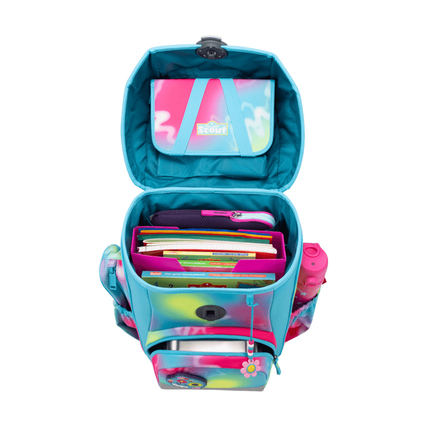 Schulranzen mit geöffnetem Deckel und eingesortierten Schulmaterialien in bunten Farben.