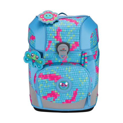 Blauer Schulranzen mit Pixel-Muster und bunten Applikationen, frontale Sichtansicht.