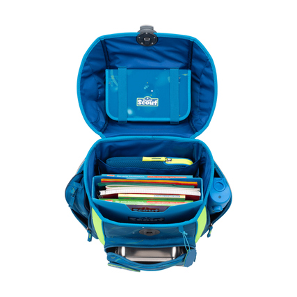 Offene Ansicht des Scout Schulranzens Genius Deep Sea mit eingelegten Schulmaterialien.