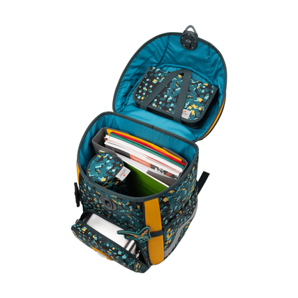 Offener Schulranzen mit buntem Innenleben, gefüllt mit Heften, einer Box und einem kurzen Etui.