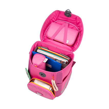 Offenbarer pinker Schulranzen mit Inhalt, inklusive Heften und einem Etui, auf weißem Hintergrund.