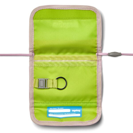 Grüner Brustbeutel mit Kordelzug, Sichtfenster und Schlüsselring im Inneren.