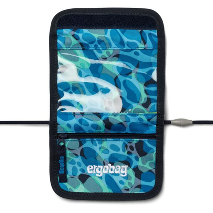 Brustbeutel in blau-grüner Musterung mit Kordelzug und Sichtfenster für Wertsachen.