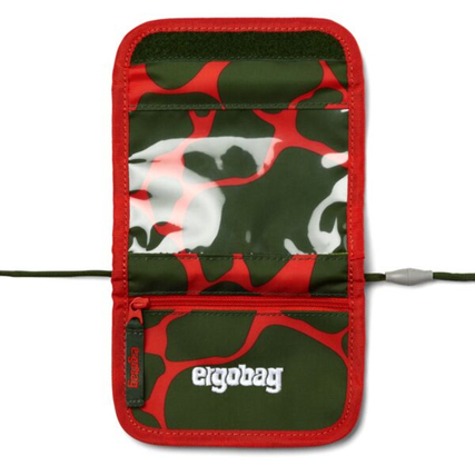 Brustbeutel in camouflage grüner Farbgebung mit rotem Kordelzug und Sichtfenster.