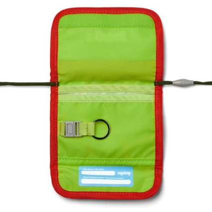 Grüner Brustbeutel mit rotem Rand, offen gezeigt, enthält einen Schlüsselring und ein Sichtfenster.