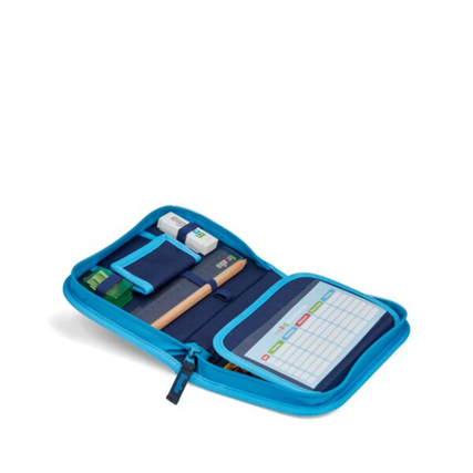 Blick ins offene Federmäppchen mit Stiften, Lineal, Radiergummi und einem Kleingeldfach.