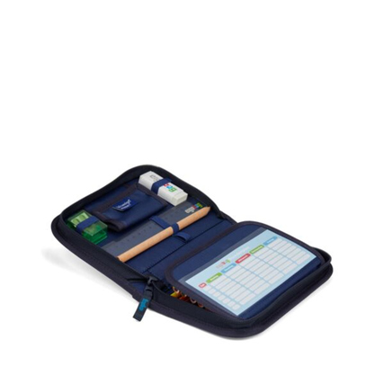 Blaues Federmäppchen mit geöffnetem Reißverschluss und verschiedenen Schulutensilien im Inneren.