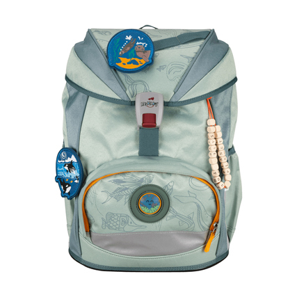 Schulranzen in Grau mit bunten Aufnähern und einer großen Vortasche.