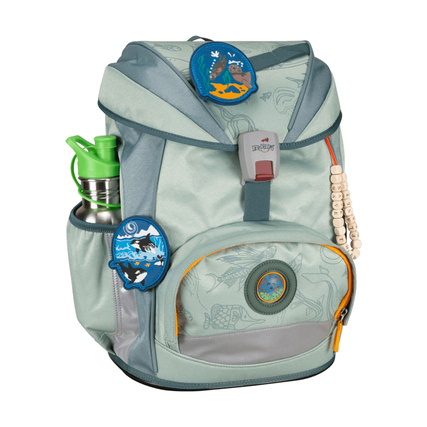 Schulranzen in Grau mit seitlichen Taschen und Wasserflasche, verziert mit farbigen Anhängern.
