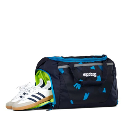 Sporttasche mit Schuhen, Nassfach und reflektierenden Streifen, dekorativ arrangiert.