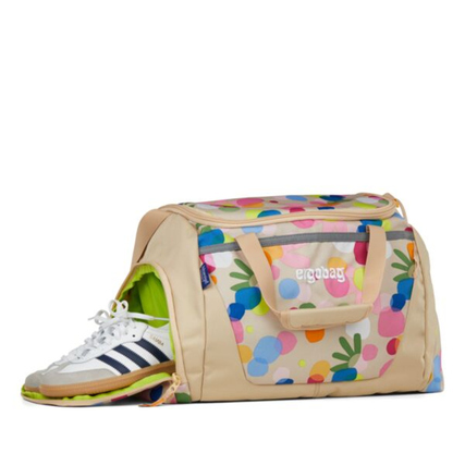 Sporttasche mit buntem Muster und Schuh von außen, Nassfach sichtbar.