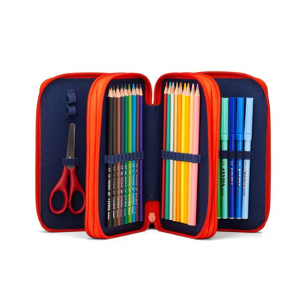 Rotes Federmäppchen mit geöffneten Fächern, gefüllt mit Bunt- und Filzstiften sowie Schere.