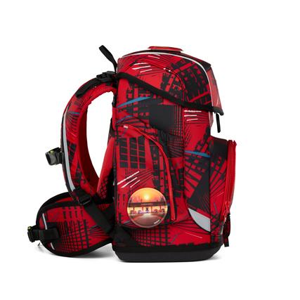 Roter ergobag Schulranzen cubo mit geometrischem Muster in Seitenansicht.