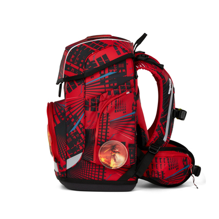 Rot-schwarzer Schulranzen mit grafischem Muster und seitlichem Fach für einen Beutel.