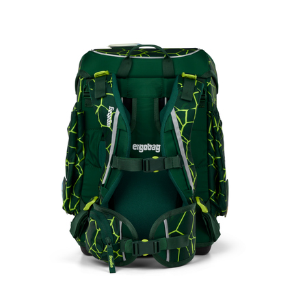 Schulranzen in grüner Farbe mit Muster, Rückansicht mit verstellbaren Gurten und Taschen.
