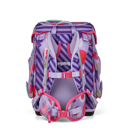 Rückansicht des ergobag Schulranzens cubo in lila mit bunten Applikationen.