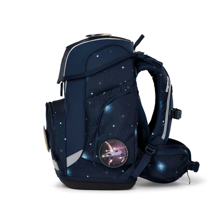 Schulranzen mit galaxy-artigem Design und reflektierenden Elementen, seitliche Sichtansicht.