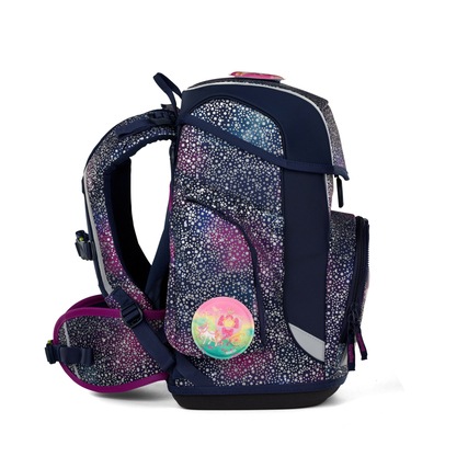 Seitenansicht eines ergobag Schulranzens in der SUPER REFLEX GLOW Edition mit buntem Muster.