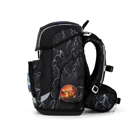 Schulranzen in schwarz mit reflektierendem Blitzdesign und seitlichen Applikationen.