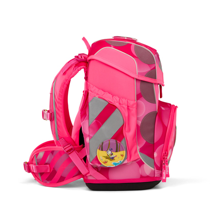 Seitenansicht eines pinken ergobag Schulranzens mit bunten Mustern und seitlichen Taschen.
