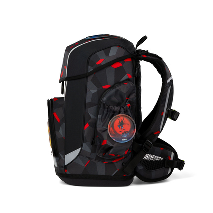 Schulranzen mit geometrischem Design, seitliche Taschenelemente und gepolsterten Trägern.