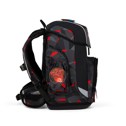 Seitliche Ansicht eines ergobag Schulranzen cubo light in grauem und rotem Design mit Seitentasche.