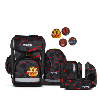 Schulranzen mit Zubehör in schwarz-rotem Design und bunten Aufnähern auf der Vorderseite.