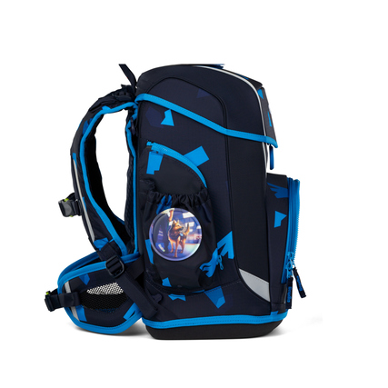 Blau-gemusterter Schulranzen mit seitlicher Netztasche und Anhänger in Seitenansicht.