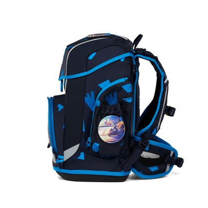 Seitenansicht eines blauen Schulranzens mit buntem Motiv und zwei Außentaschen.