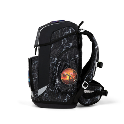 Schulranzen im Seitenansicht mit reflektierendem Design, Taschen und verstellbaren Trägern.
