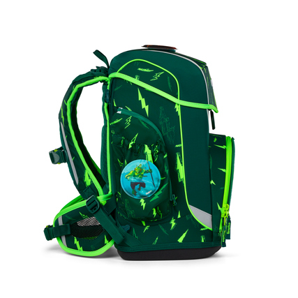 Grüner Schulranzen mit fluoreszierenden Prints, seitlicher Tasche und Brustgurt in Seitenansicht.