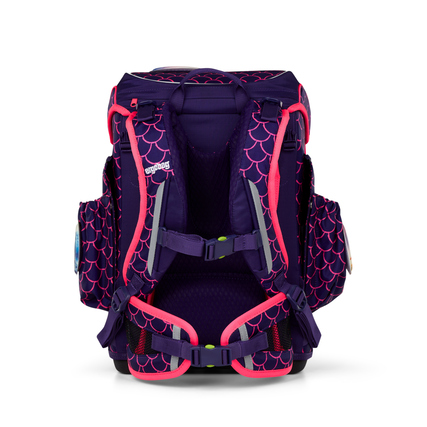 Schulranzen in lila mit pinken Details und Fischschuppen-Muster, Vorderansicht.