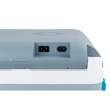 Kühlbox mit Anschlüssen für 12V und 230V auf der Oberseite.