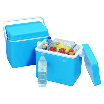 Blaue Kühlbox mit geöffnetem Deckel und Getränken sowie einer Wasserflasche daneben.