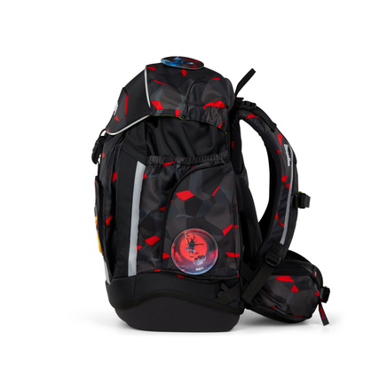 Schulranzen mit buntem Design, seitliche Tasche und verstellbaren Gurten, seitliche Ansicht.