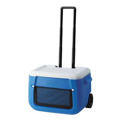 Blaue Kühlbox mit Rollen und ausziehbarem Griff, geeignet für den Transport von Lebensmitteln.