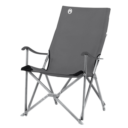 Grauer Campingstuhl mit geschwungenen Armlehnen und höherer Rückenlehne in aufrechter Position.