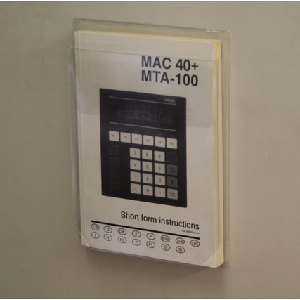 Selbstklebetasche für Dokumente in DIN A4 mit Dehnfalte, an einer Wand angebracht.