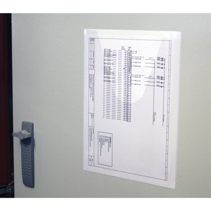 Selbstklebetasche für Schaltpläne im DIN A4-Format an einer Wand montiert, mit V-Öffnung.