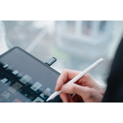 USB-C-Stick wird an ein Tablet angeschlossen, während eine Person mit einem Stylus darauf arbeitet.